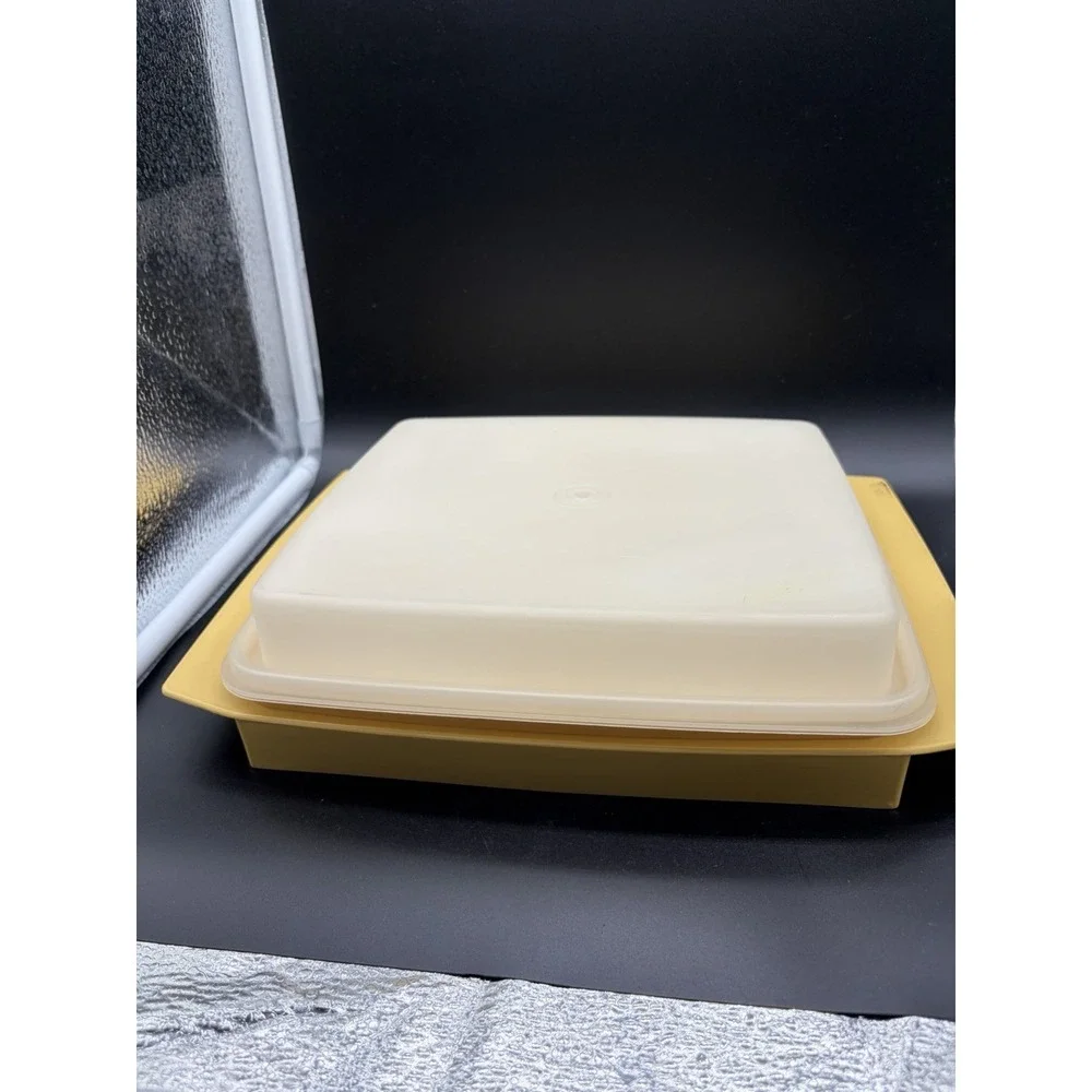 VTG Tupperware Deviled Egg Keeper Carrier Tray‎ Container 723-3 Harvest Gold USA